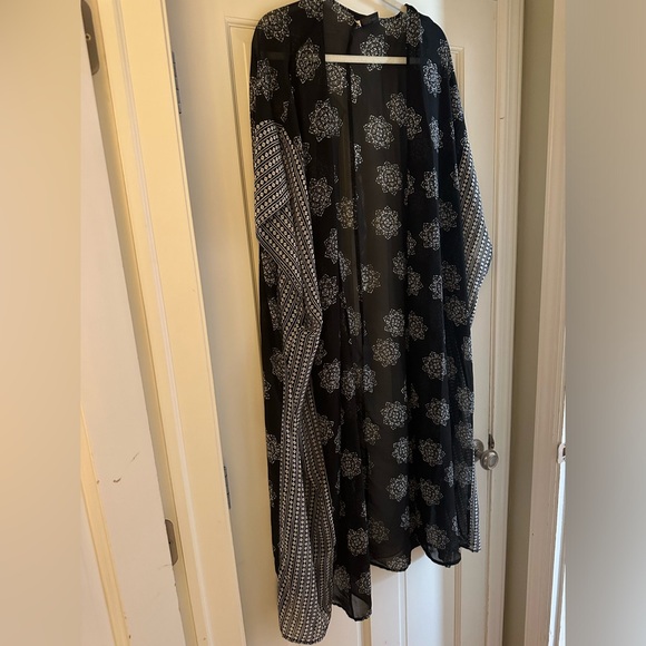 Lane Bryant sheer patterned short sleeve kimono - Picture 1 of 7